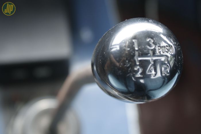 Dimakan usia dan pemakaian, shift knob orisinil Suzuki Jimny LJ80 ini sampai terlihat mengkilap. 