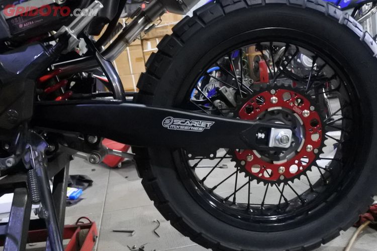 Pasang Swing Arm Scarlet di Honda CRF 