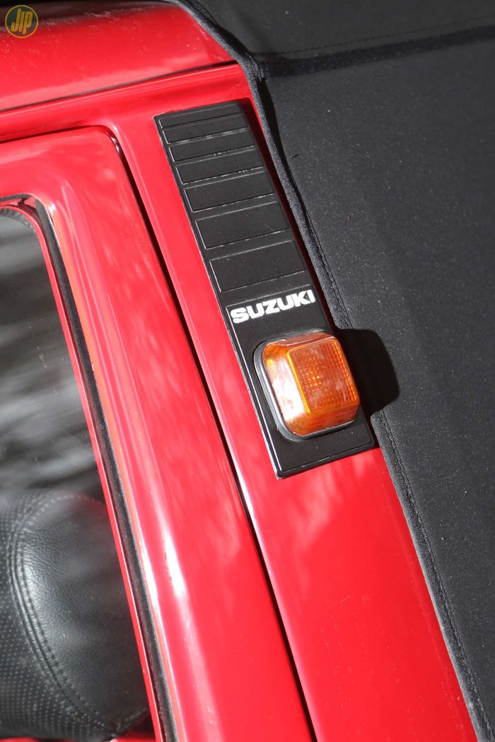 Sein milik Suzuki Carry dipasang pada pilar B, membantu pengendara lain untuk melihat sinyal belok lebih jelas. 
