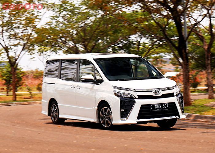 Perbandingan Harga Nissan Serena Toyota Voxy dan Mazda 