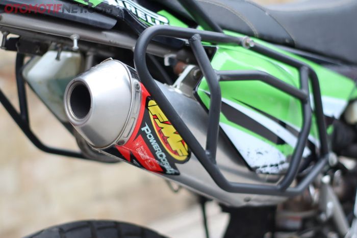 Breket samping di Kawasaki KLX 250.