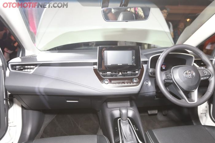 Untuk fitur keselamatan, All New Corolla Altis HEV dilengkapi dengan fitur keselamatan rear cross traffic alert (RCTA) dan Toyota Safety Sense (TSS)