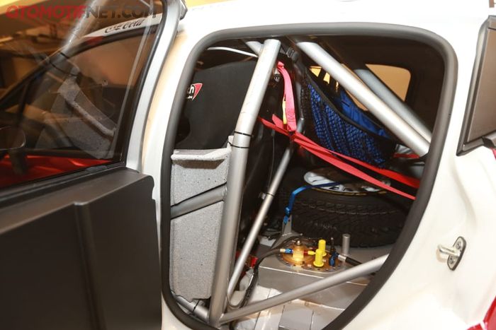 Roll cage yang didesain dan bikinan Citroen Sport untuk menjamin keamanan