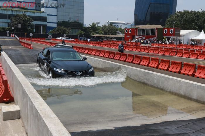 Kubangan air (flooding) untuk mengetahui kemampuan mobil saat melintasi jalan dalam kondisi banjir