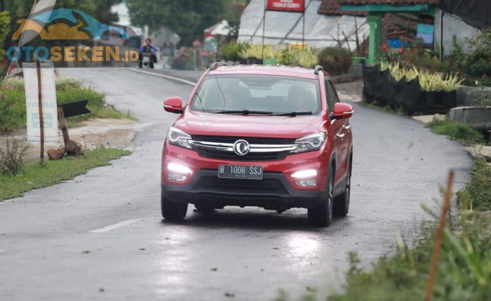 Sebelum memutuskan melintasi sebuah tanjakan, perhatikan tingkat kemiringannya dan pertimbangkan kemampuan dan kondisi mobil kita