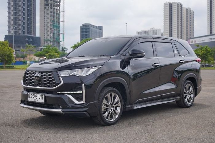 Spesifikasi dan kisaran harga Toyota Kijang Innova Zenix Hybrid V tahun 2023 seken.
