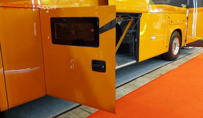 Pintu menuju kandang macan bus PO 27 Trans berada di samping bodi.