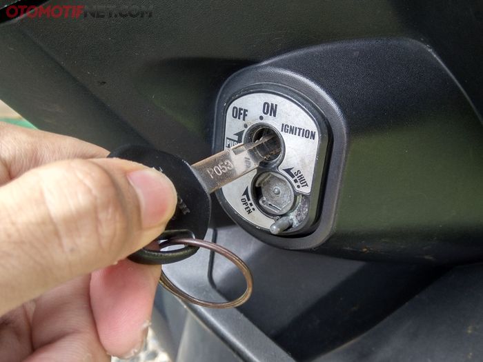 Terakhir tinggal colokkan anak kunci ke kontak yang seret beberapa kali sampai terasa tanpa hambatan 