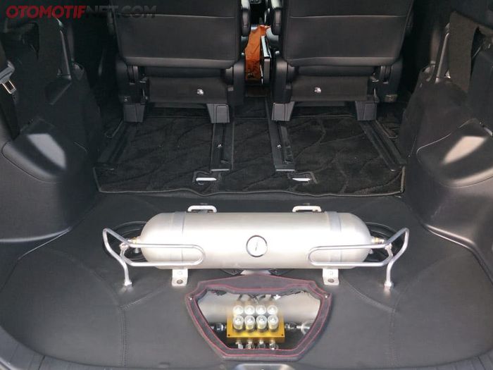 Kompresor dan tabung suspensi udara ditaruh di bagian bagasi Toyota Voxy