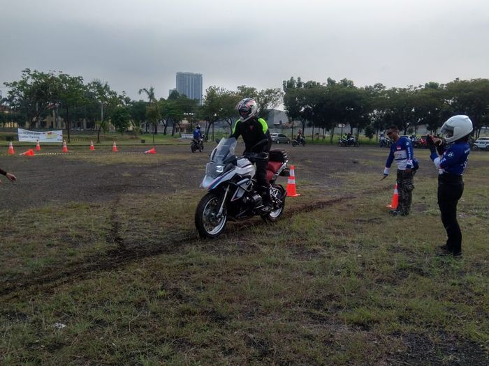 Emergency brake to full stop menunjukkan cara berhenti yang benar