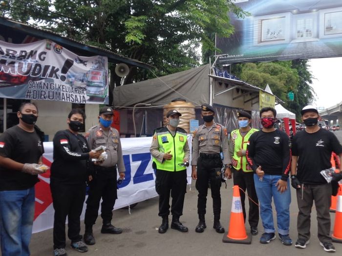 Karyawan Suzuki 2W dan Bandit Community Indonesia Bagikan Masker di Jalan