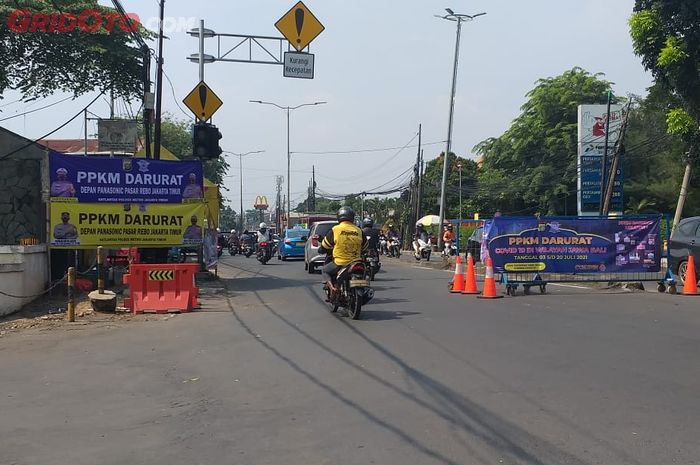 Pos penyekatan PPKM darurat di Jalan Raya Bogor depan PT. Panasonic