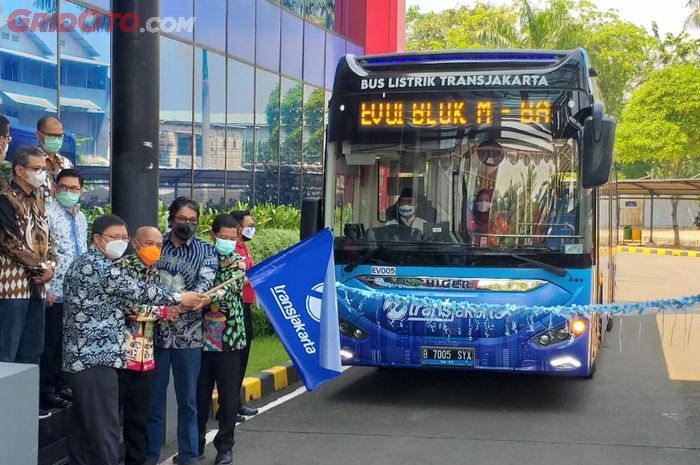 uji coba bus listrik Higer di kantor pusat TransJakarta