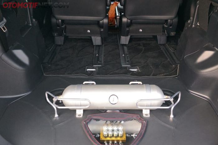 Kompresor dan tabung suspensi udara ditaruh di bagian bagasi Toyota Voxy
