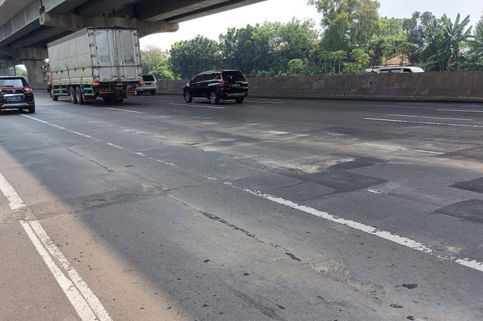 Perbaikan jalan di Tol Jakarta Cikampek