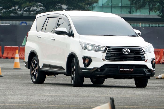 Ilustrasi Toyota New Kijang Innova Facelift.