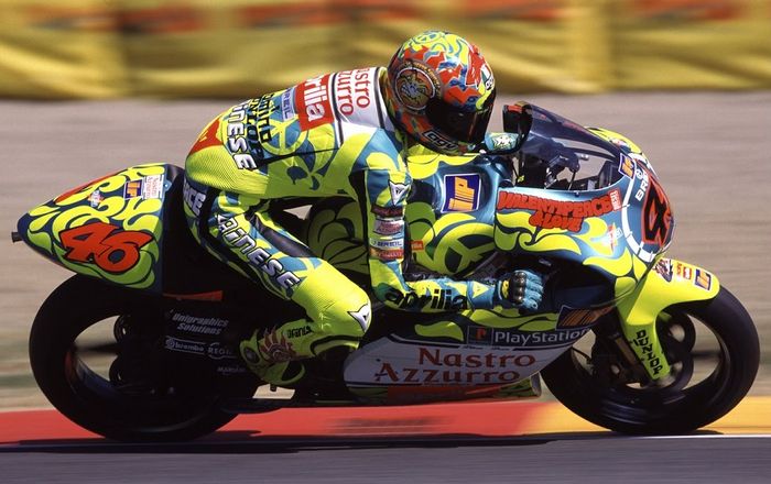 Valentino Rossi saat bersama tim Nastro Azzurro Aprilia 1999