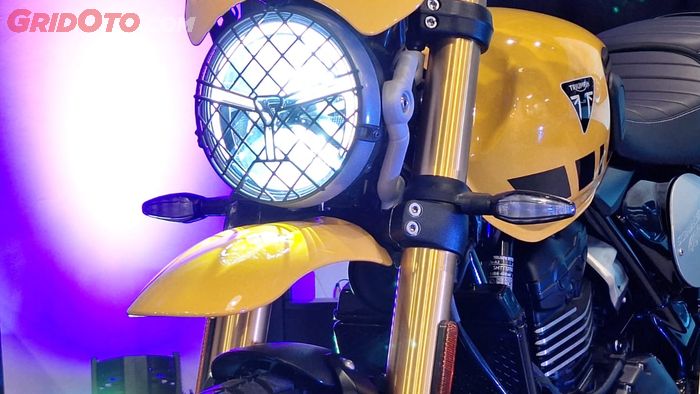 Spakbor depan Scrambler 400XC berada persis di bawah headlamp 