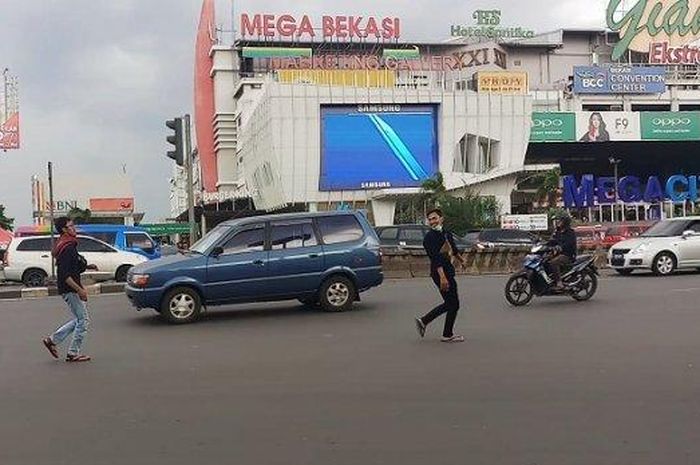 Ilustrasi penyebrang jalan yang meleng