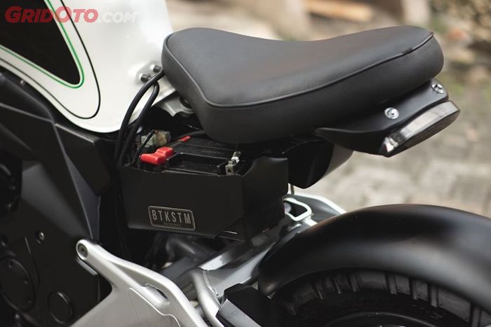 Area bawah jok dimanfaatkan untuk tempat aki dan kabel-kabel kelistrikan.