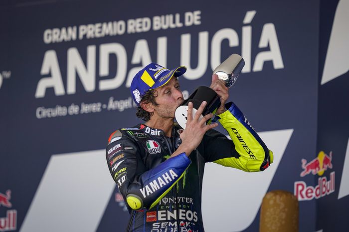 Naik podium MotoGP Andalusia 2020, menunjukkan Valentino Rossi masih kompetitif