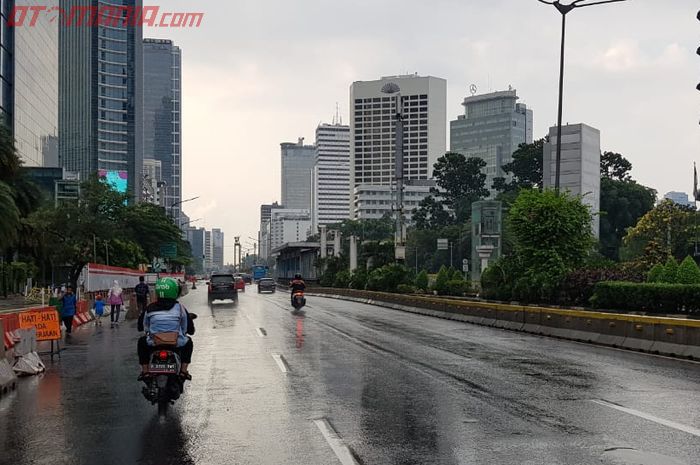 Ilustrasi. Aquaplaning menjadi ancaman bagi kendaraan saat memasuki musim hujan, begini cara menghindarinya.