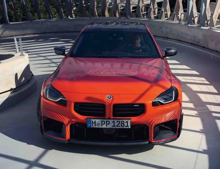 Tampilan depan modifikasi BMW M2 baru dengan body kit khas M Performance