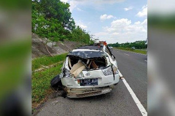 Kondisi mobil mewah Toyota Harrier bernomor polisi B 1427 ELR usai terguling di Jalan Tol Cipali KM 123.700 wilayah hukum Polres Indramayu, Kamis (12/11/2020). 