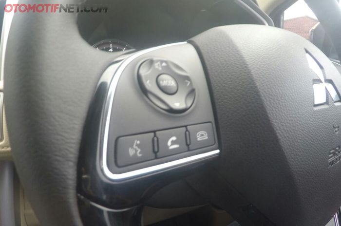 Setir Mitsubishi Xpander Ultimate terdapat tombol pengaturan audio dan juga komunikasi telepon