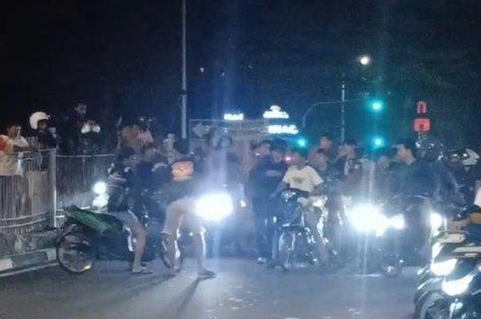 Aksi balap liar di Jalan Taman Mini I, Cipayung, Jakarta Timur (16/8/2024) 