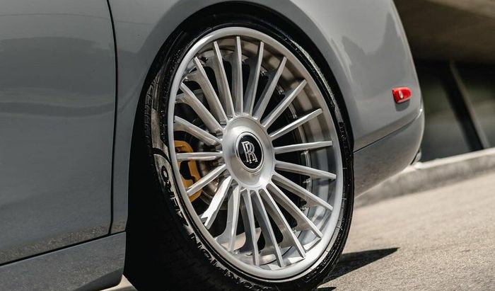Modifikasi Rolls-Royce Phantom pakai pelek jari-jari ukuran 24 inci