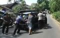 Layaknya Superhero, Kapolsek Ini Sigap Bantu Kendaraan yang Gagal Nanjak