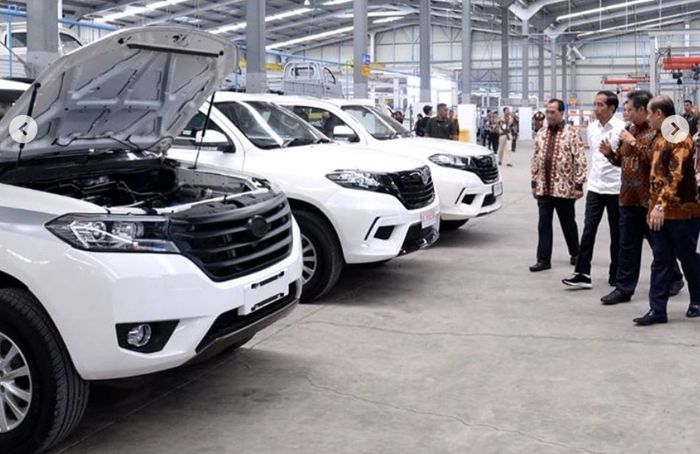 Ilustrasi. Jokowi saat mengunjungi pabrik Esemka