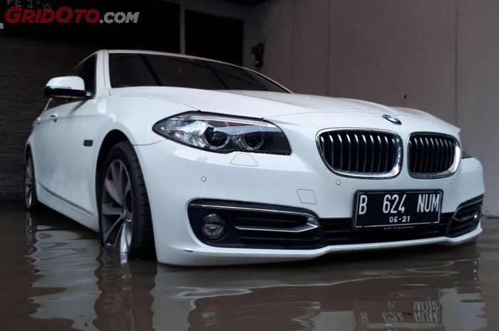 BMW 520 terendam di kawasan Kelapa Gading, Jakarta Utara