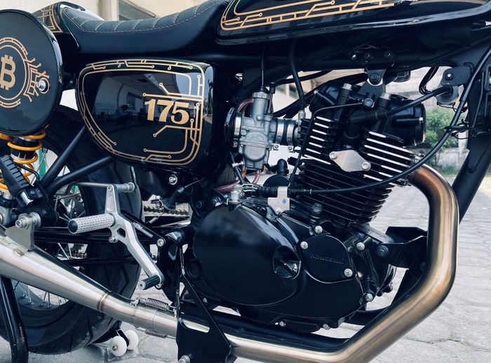 Area mesin Kawasaki W175 resik dan karburator sudah diupgrade