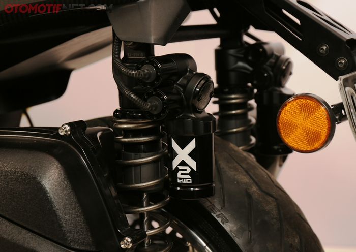 Suspensi belakang X2e yang dapat diatur menggunakan remot, kerennn&hellip;