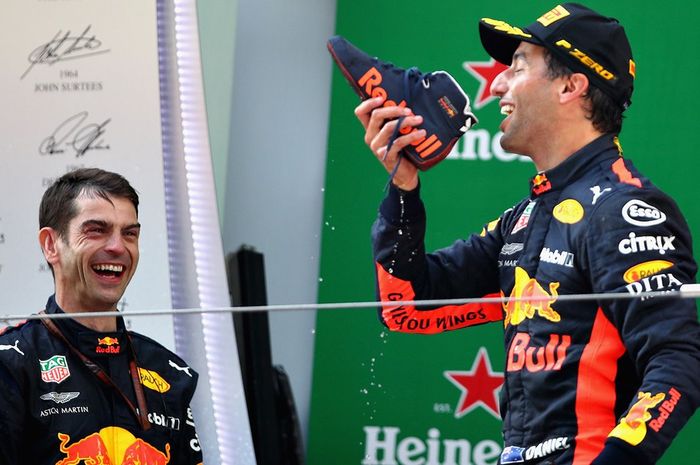 Daniel Ricciardo melakukan shoey di F1 China 2018