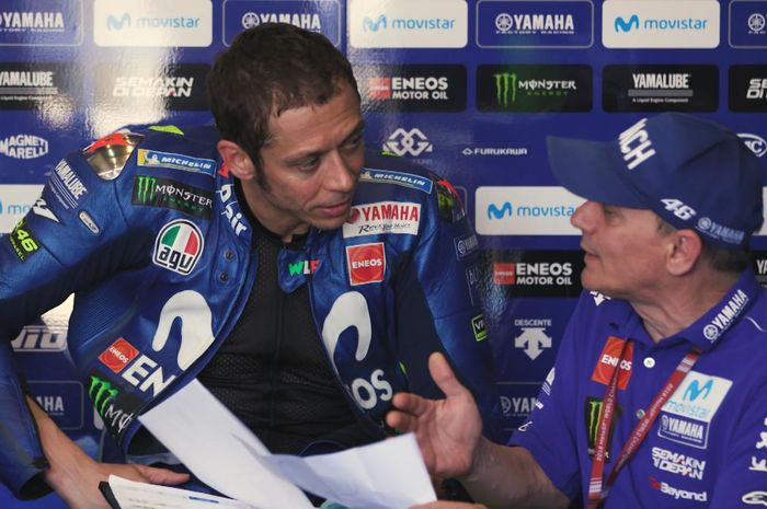 Valentino Rossi berdiskusi dengan sang pelatih Luca Cadalora.