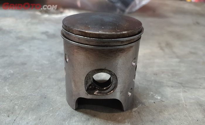 Saat beli Yamaha F1ZR bekas pastikan piston bebas dari baret, ciri-ciri piston baret adalah timbul suara kasar atau ngericik saat mesin langsam atau digeber