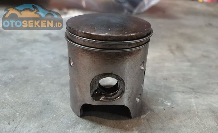 Saat beli Yamaha F1ZR bekas pastikan piston bebas dari baret, ciri-ciri piston baret adalah timbul suara kasar atau ngericik saat mesin langsam atau digeber