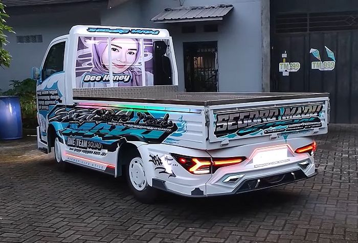 Tampilan belakang modifikasi Isuzu Traga pakai stoplamp custom ala Lamborghini