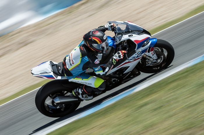 First ride BMW S 1000 RR