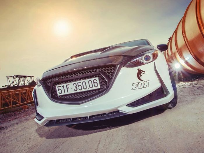 Tampilan depan modifikasi Mazda3 dikemas beda dan jauh lebih agresif