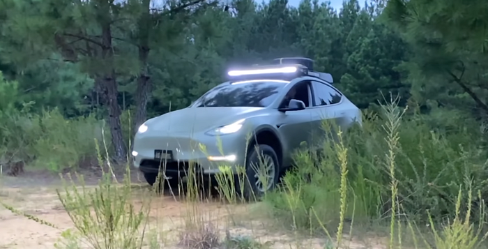 Tesla Model Y dengan kaki-kaki jangkung 