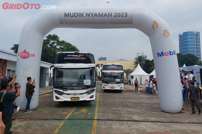 Seremonial keberangkatan peserta Mudik Nyaman 2023 ExxonMobil Lubricants Indonesia.