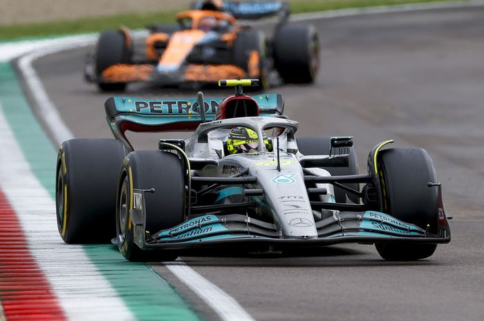 Lewis Hamilton yang kesulitan, bos Mercedes sebut W13 adalah mobil yang tak layak jadi juara. Kok begitu?