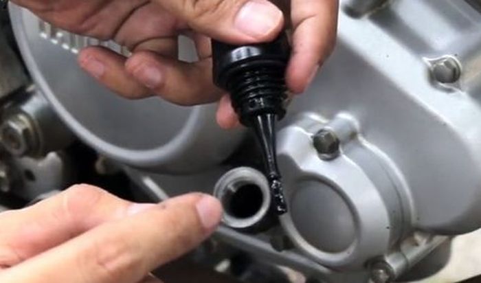 Penguapan oli mesin motor wajar terjadi asalkan begini kondisinya 