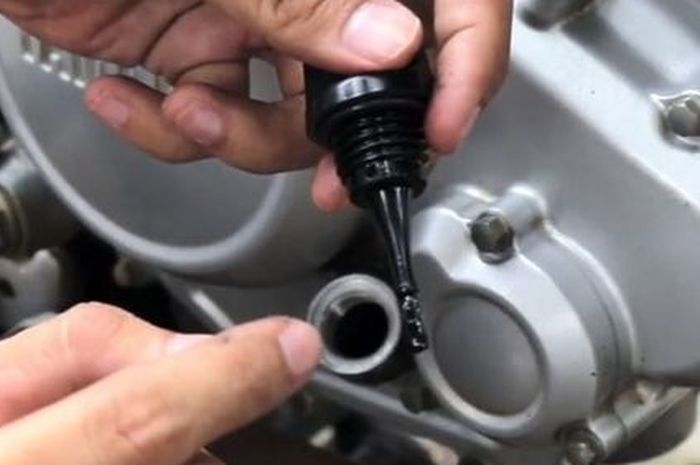 Penguapan oli mesin motor wajar terjadi asalkan begini kondisinya 