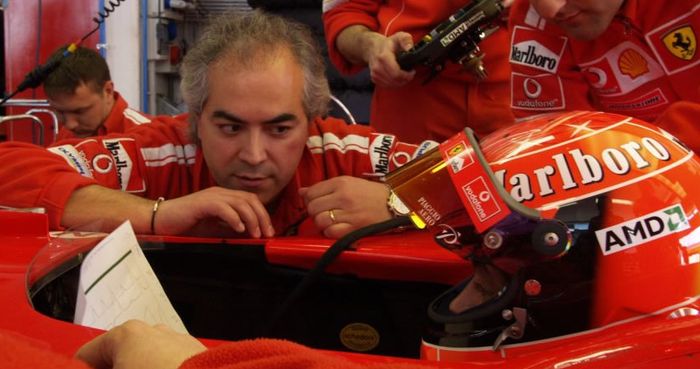 Luigi Mazzola saat bersama tim Ferrari, tengah berbincang dengan Michael Schumacher
