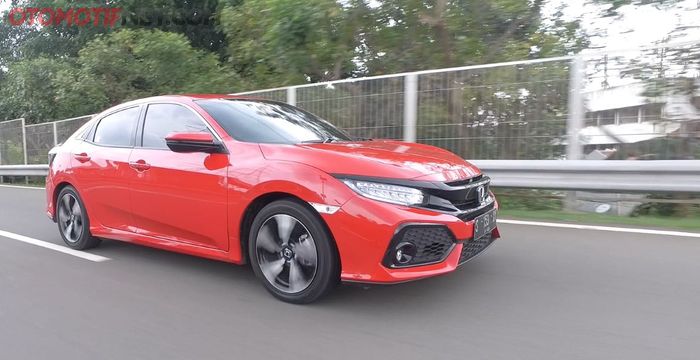 Honda Civic Hatchback E memiliki performa akselerasi yang lebih responsif dibanding Mazda3